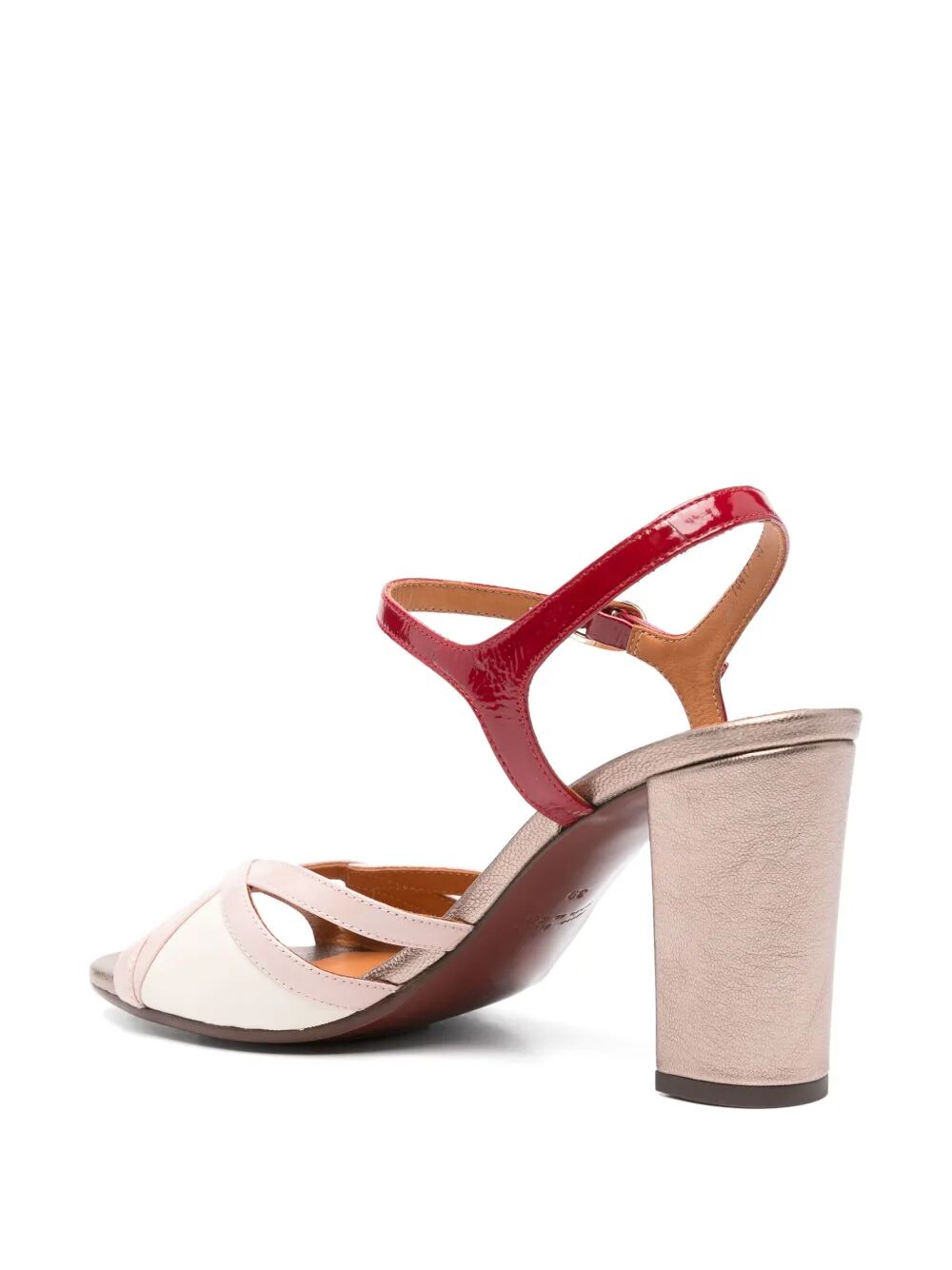 Scarpa chiusa con tacco