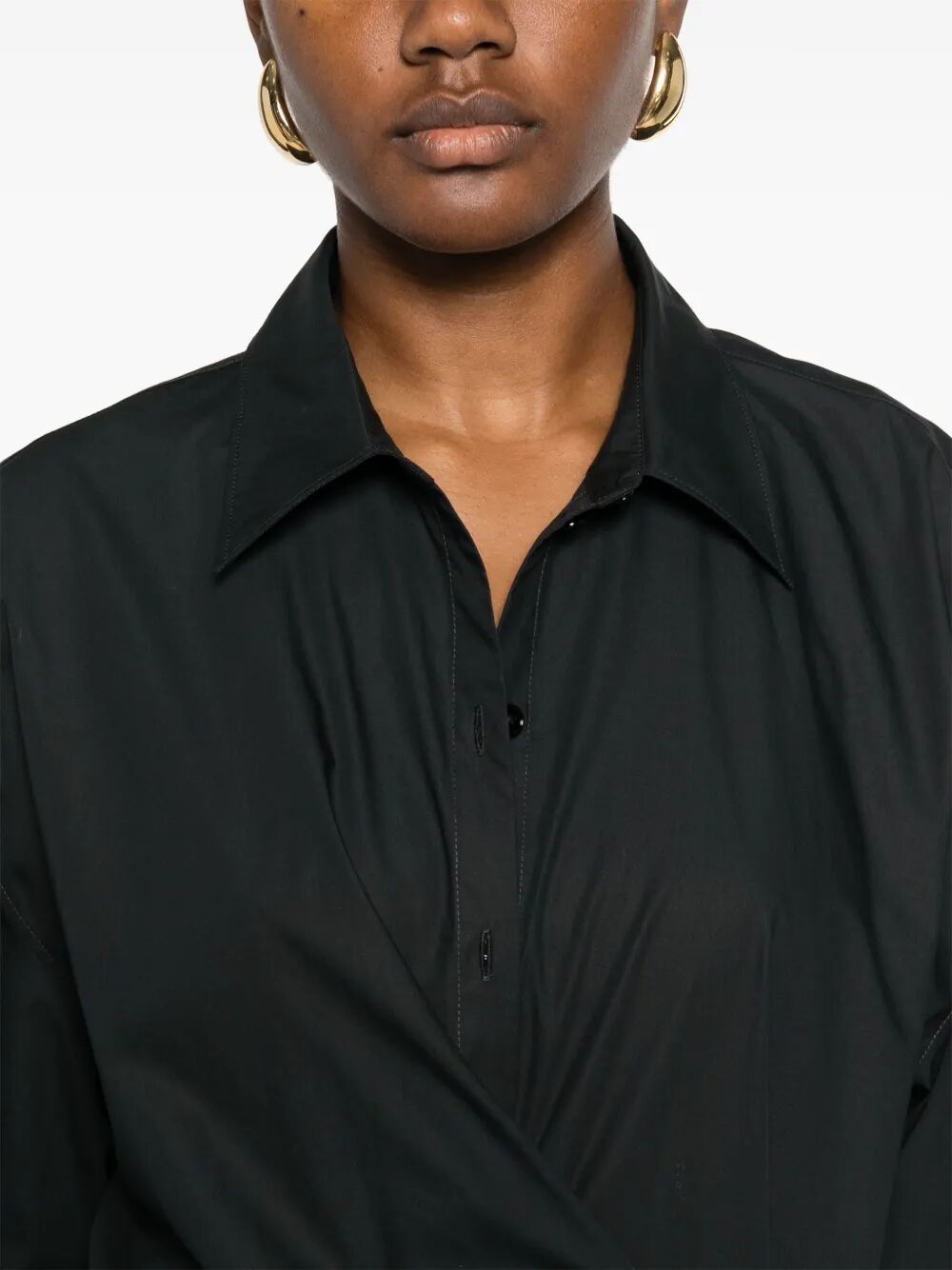 Camicia con bottone svasato