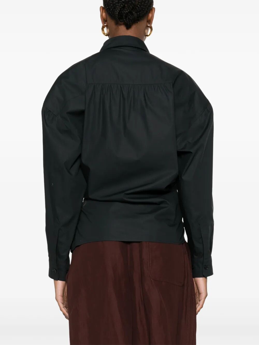 Camicia con bottone svasato