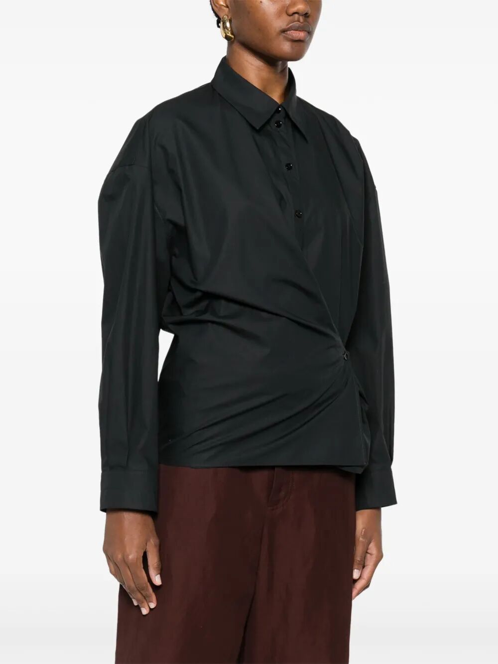 Camicia con bottone svasato
