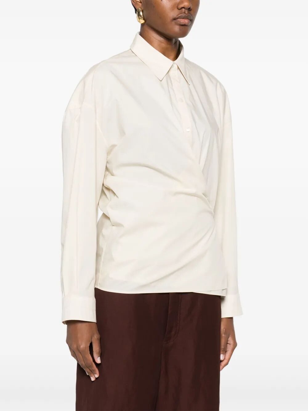 Camicia con bottone svasato