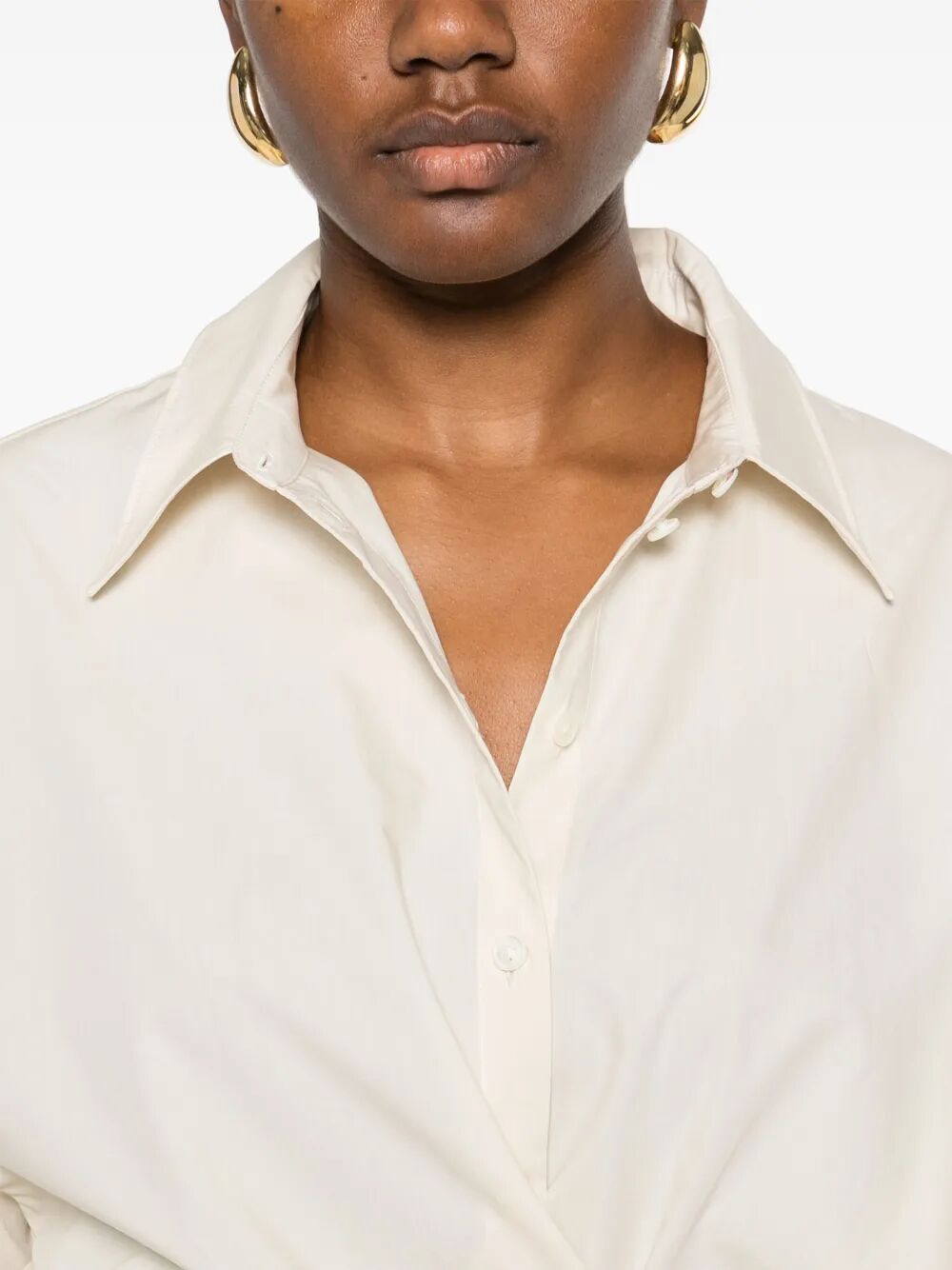 Camicia con bottone svasato