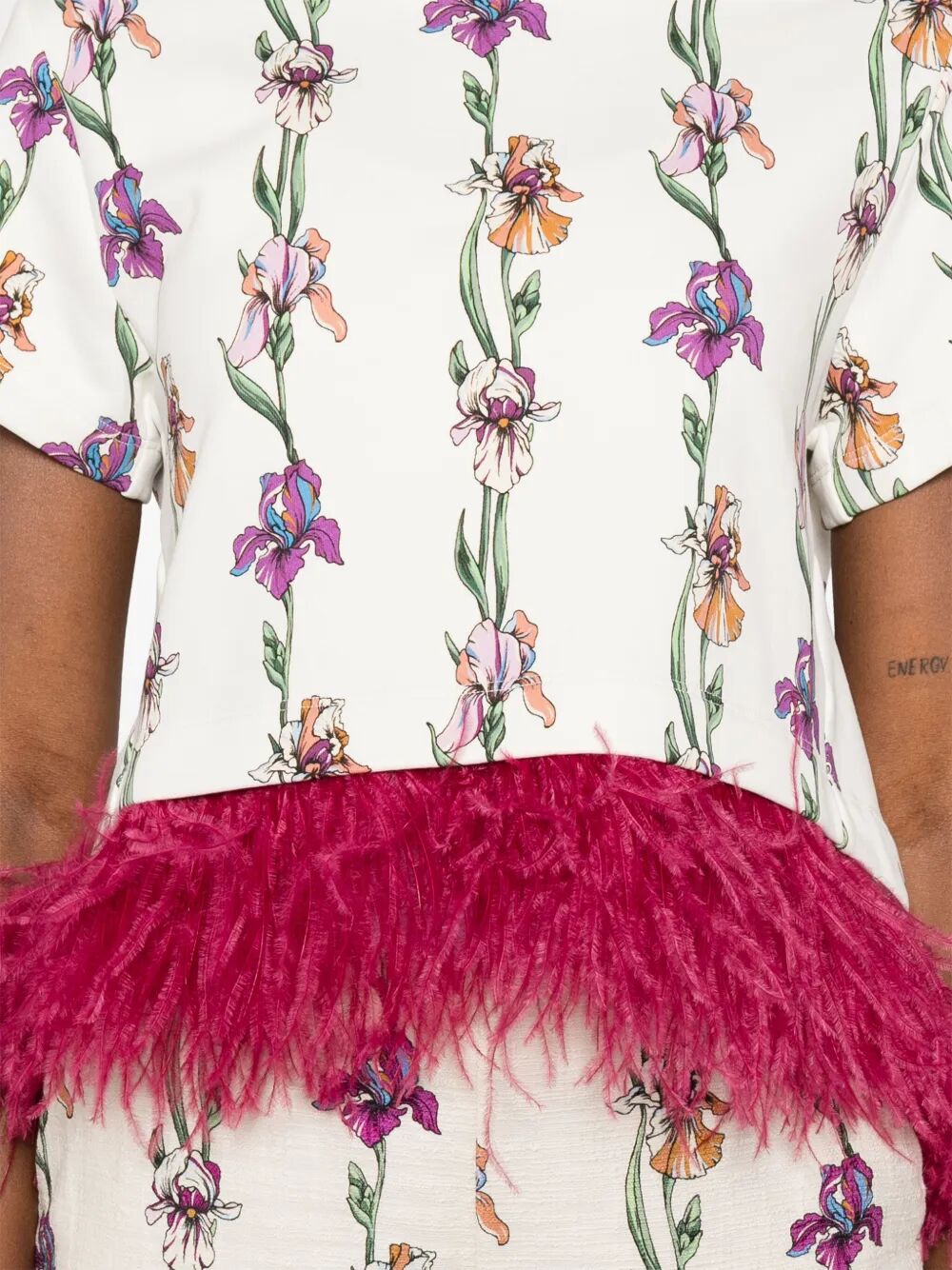 Tshirt crop con piume sull`orlo