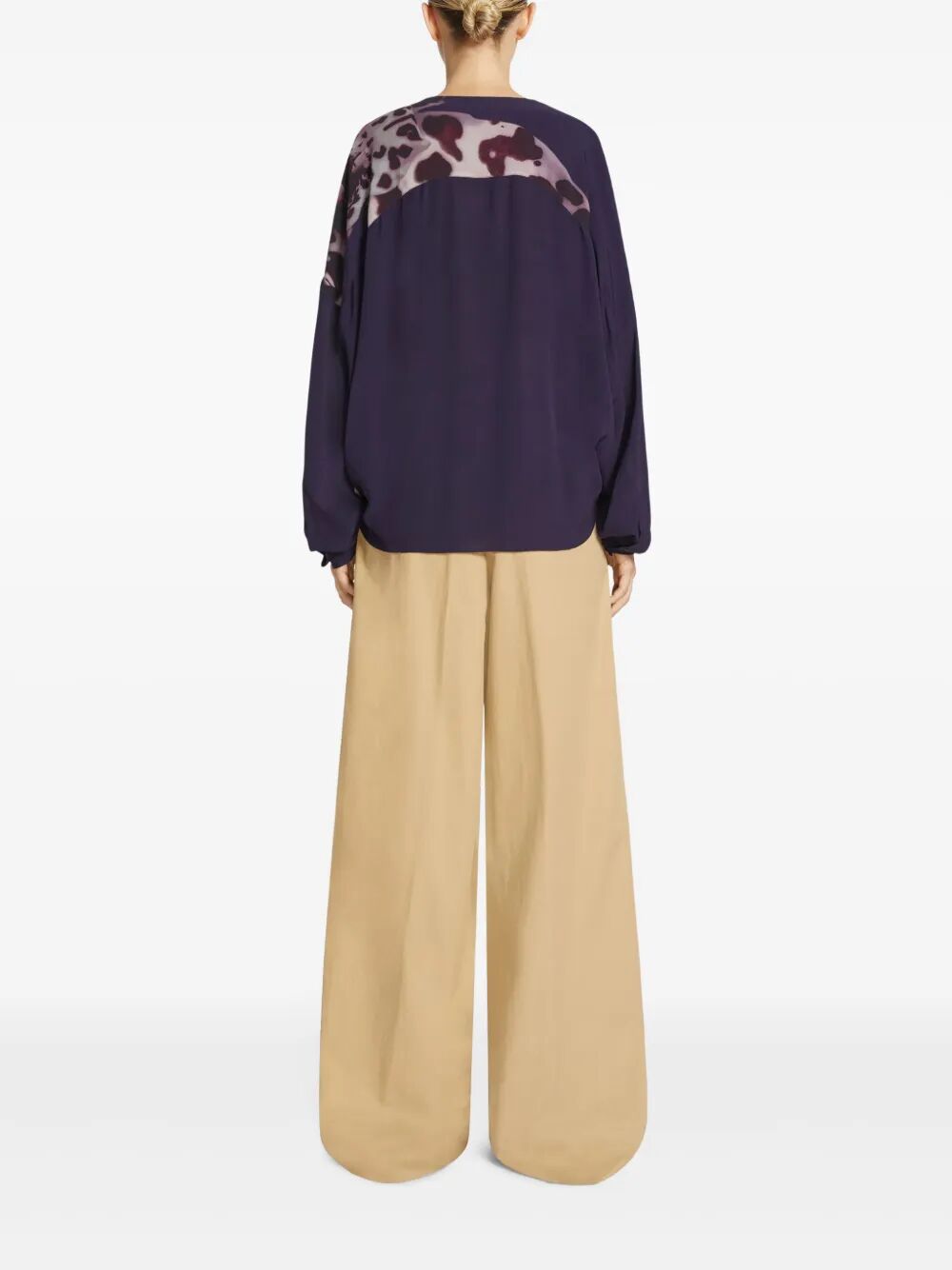 Blusa con scollo profondo