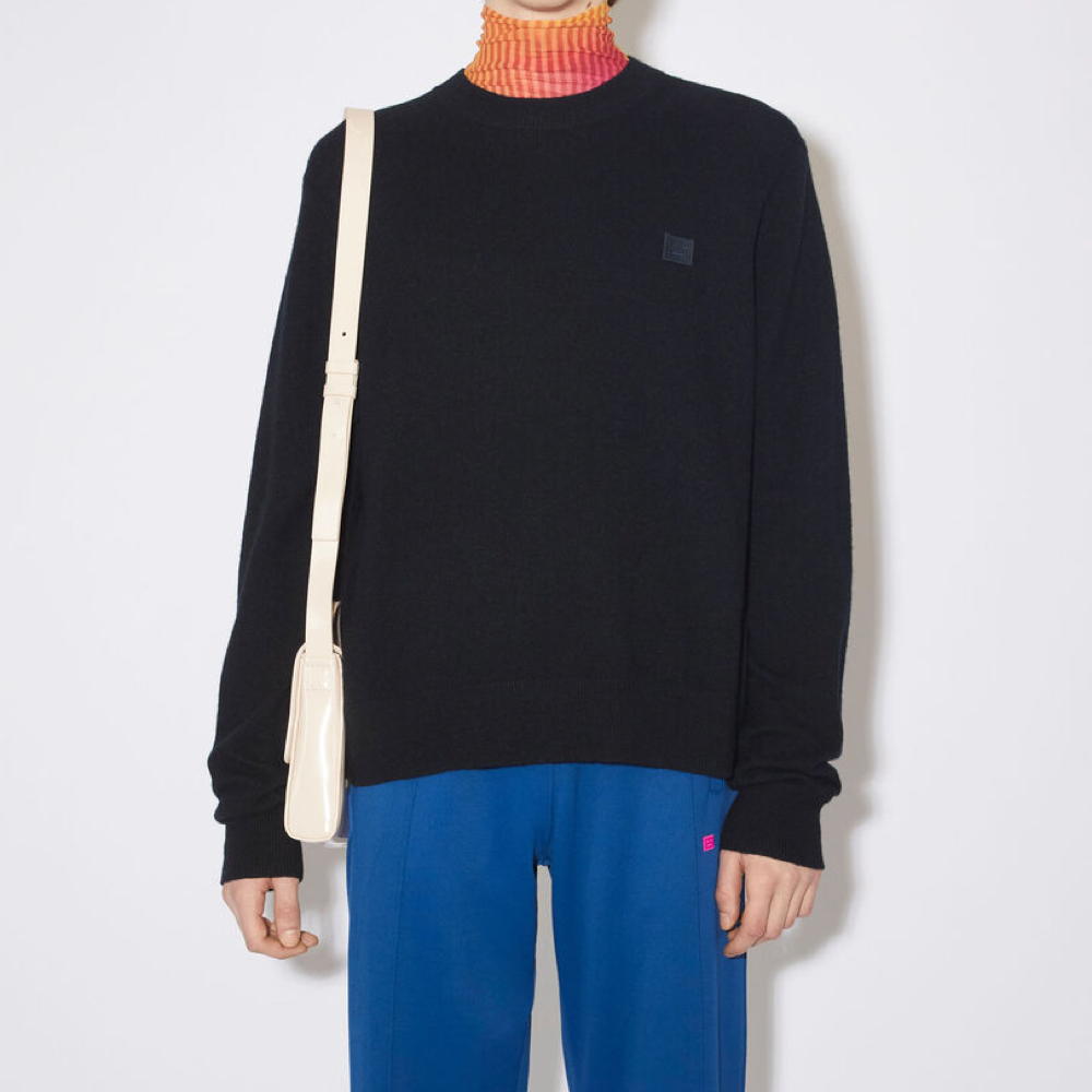 Il maglione girocollo nero di Acne Studios è realizzato in lana leggera e presenta una toppa con logo sul viso tono su tono. Completato con colletto, polsini e orlo a costine.