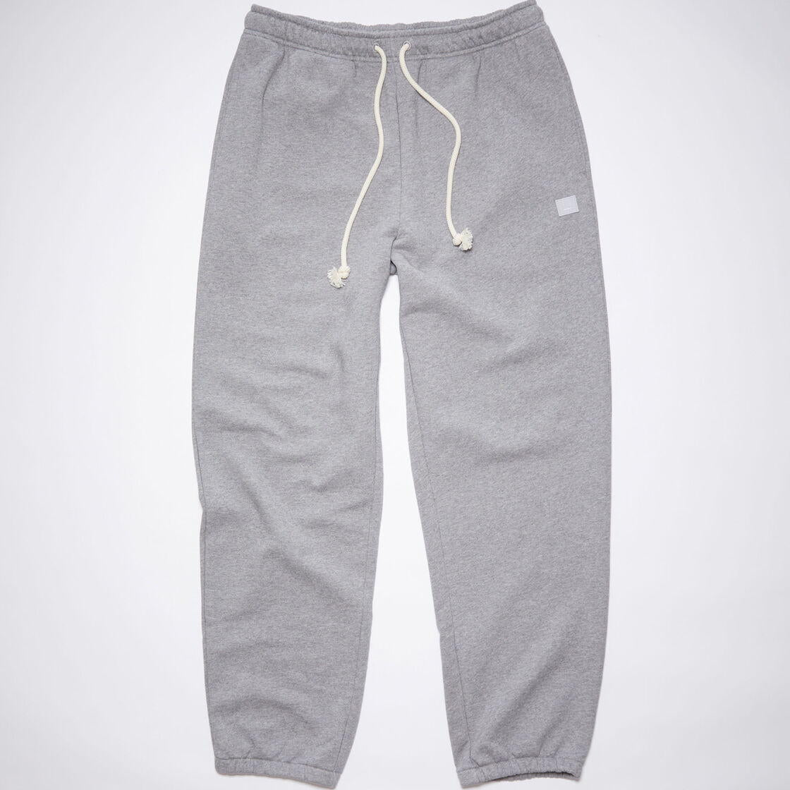 I pantaloni della tuta in pile melange grigio chiaro di Acne Studios sono dotati di due tasche laterali e una tasca posteriore. Taglio per una vestibilità unisex regolare con vita e orlo elasticizzati. Dettagliato con coulisse a contrasto.