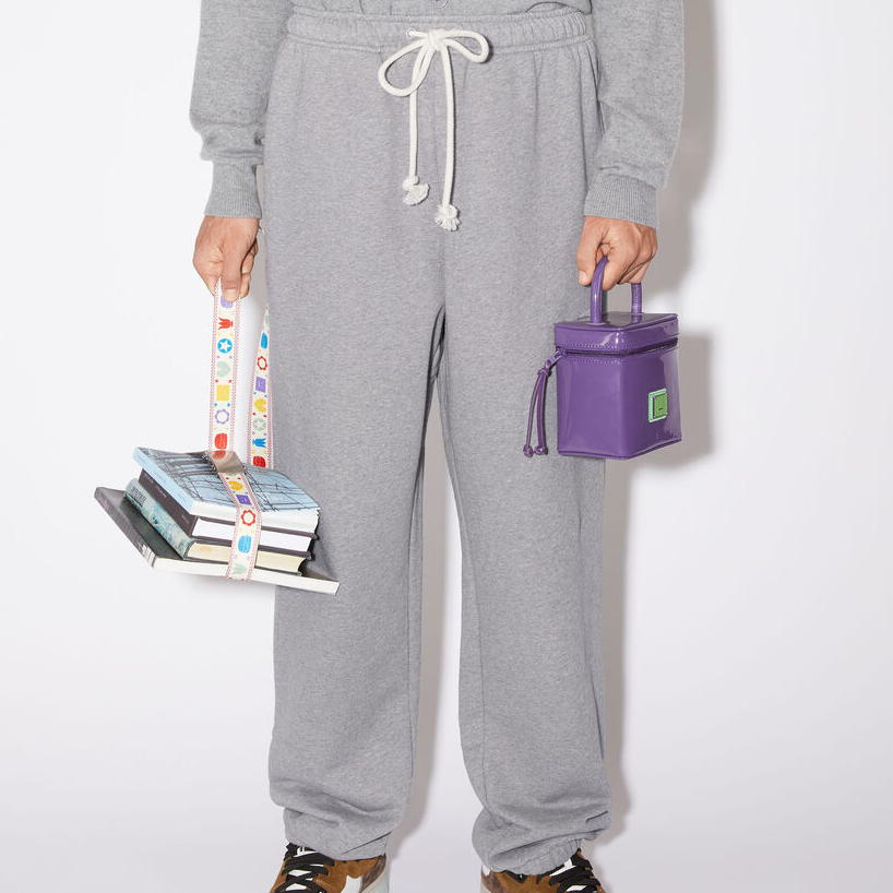 I pantaloni della tuta in pile melange grigio chiaro di Acne Studios sono dotati di due tasche laterali e una tasca posteriore. Taglio per una vestibilità unisex regolare con vita e orlo elasticizzati. Dettagliato con coulisse a contrasto.