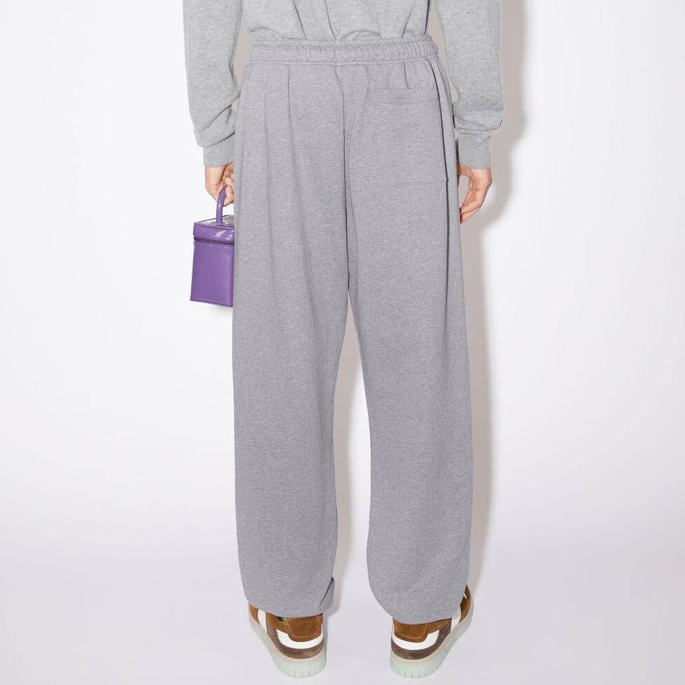I pantaloni della tuta in pile melange grigio chiaro di Acne Studios sono dotati di due tasche laterali e una tasca posteriore. Taglio per una vestibilità unisex regolare con vita e orlo elasticizzati. Dettagliato con coulisse a contrasto.