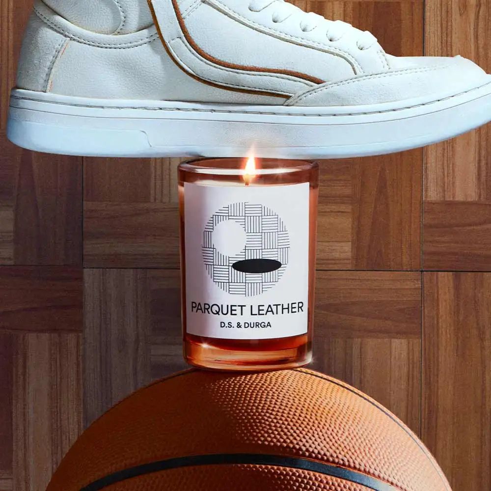 Una fragranza che richiama la nostalgia dei vecchi parquet e lo spirito urbano, elegante e autentico.
