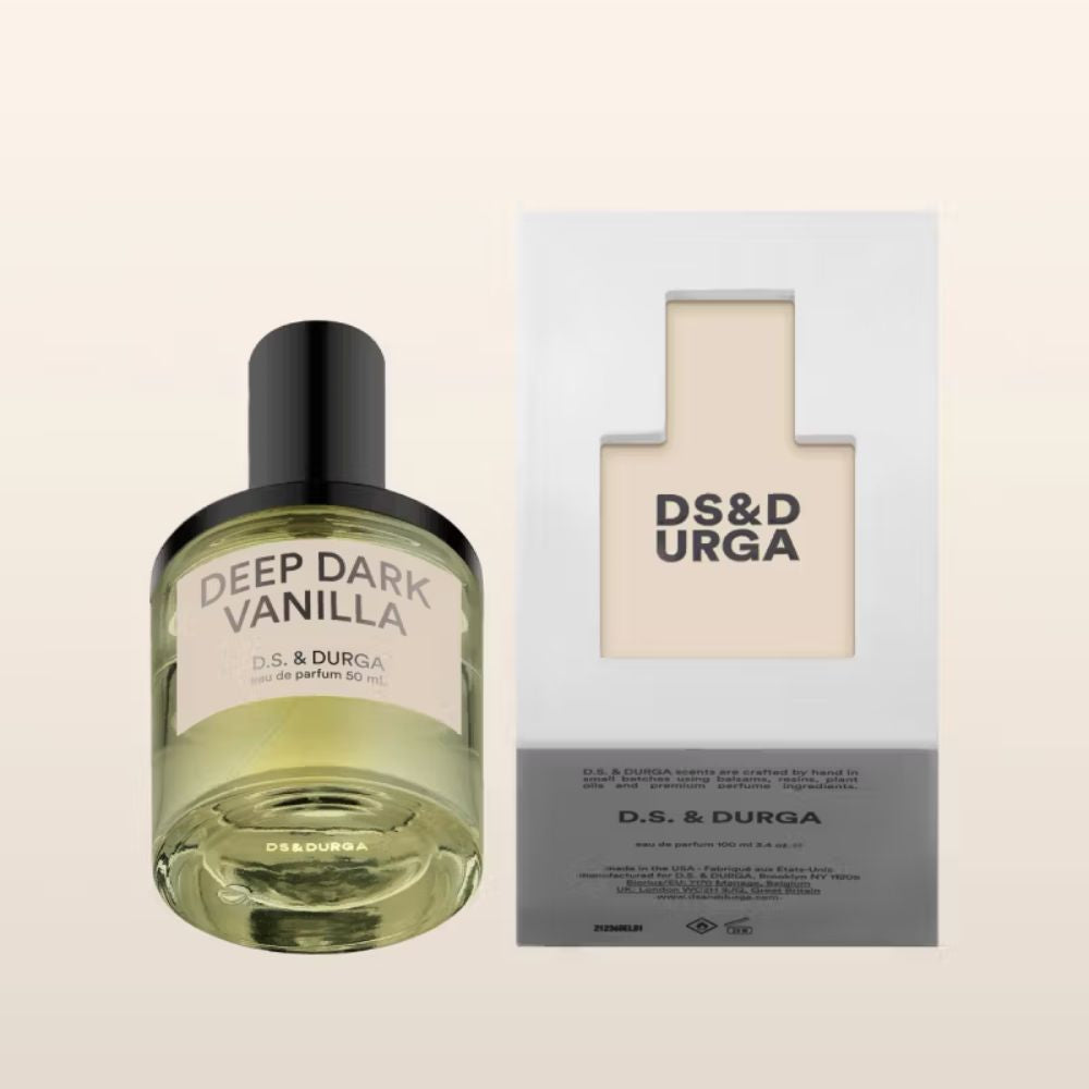 DEEP DARK VANILLA, una vaniglia scura e sensuale, intrecciata a spezie leggere, foglie verdi e toni terrosi che ne esaltano la profondità mistica e sofisticata.