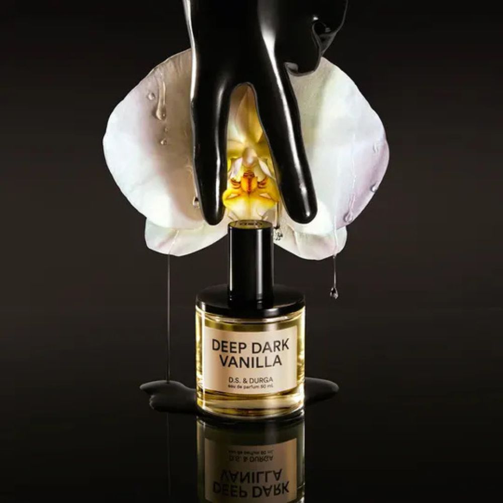 DEEP DARK VANILLA, una vaniglia scura e sensuale, intrecciata a spezie leggere, foglie verdi e toni terrosi che ne esaltano la profondità mistica e sofisticata.