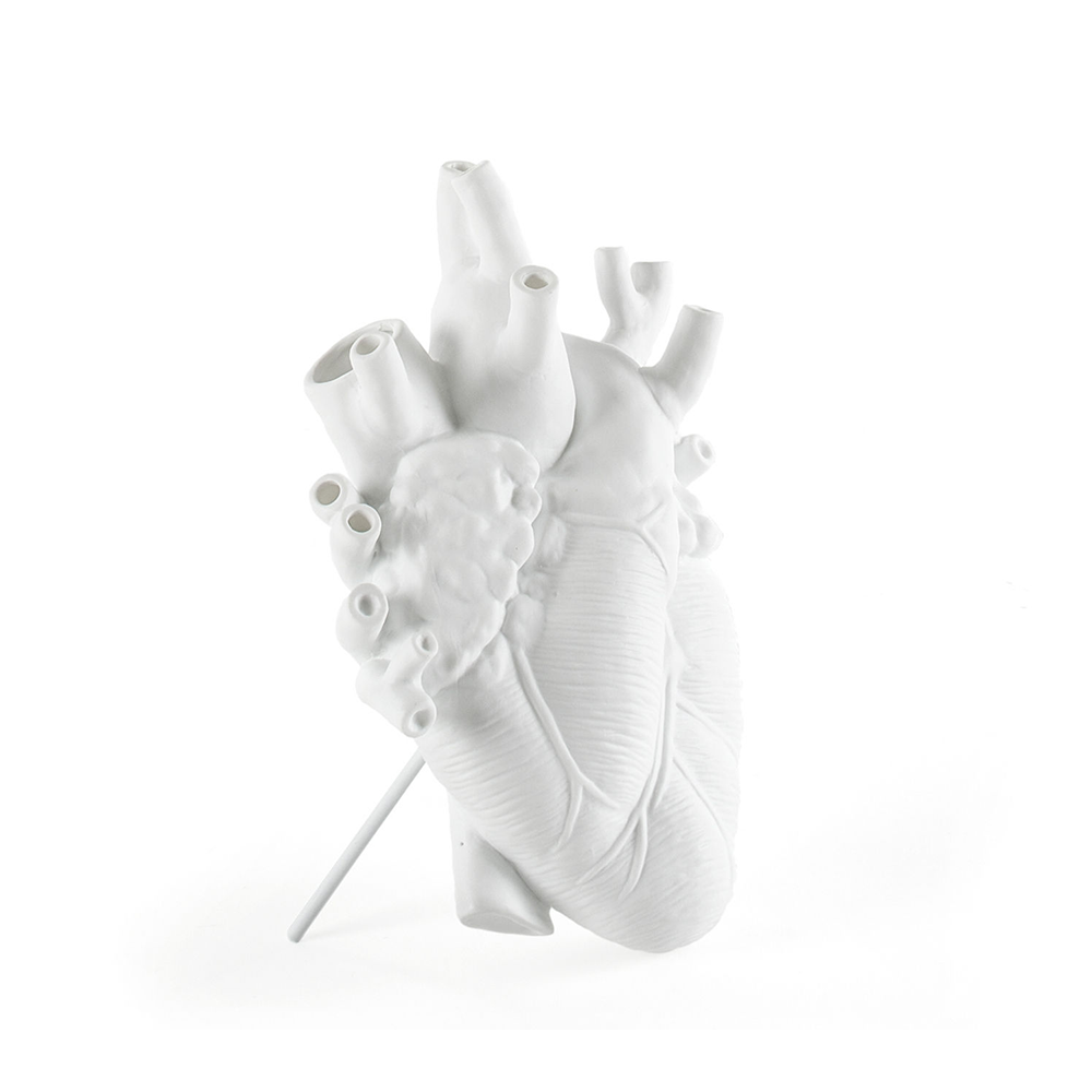 Love in bloom is a heart-shaped vase that looks like it comes out of a human anatomy essay. A modern love translated into a romantic but unpredictable gift. It’s not a dream, it’s love in bloom. It’s not springtime, it’s love in bloom.