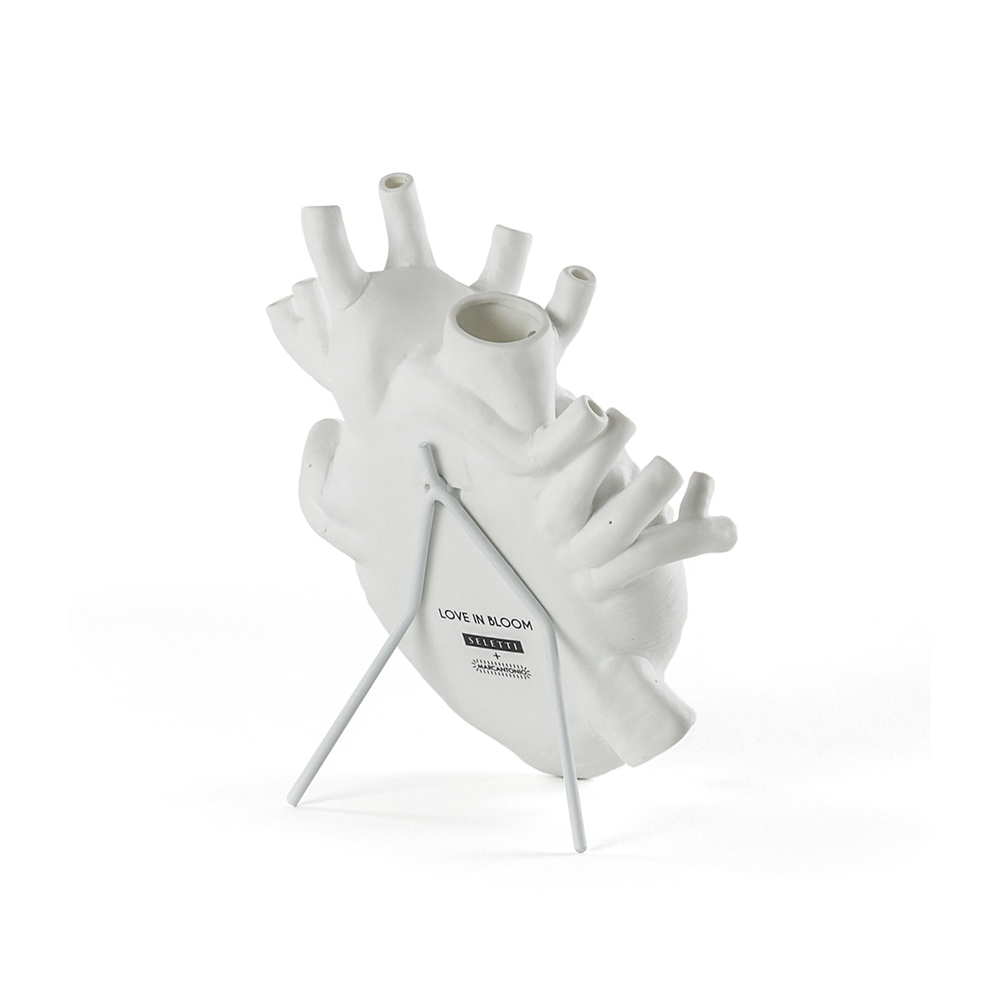 Love in bloom is a heart-shaped vase that looks like it comes out of a human anatomy essay. A modern love translated into a romantic but unpredictable gift. It’s not a dream, it’s love in bloom. It’s not springtime, it’s love in bloom.