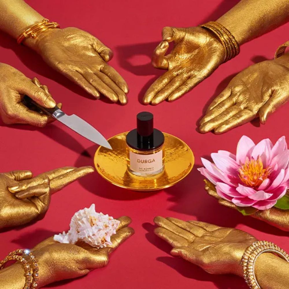 Fragranza intensa e speziata, con accordi resinosi e legnosi che evocano ritualità arcaiche e un’aura mistica.