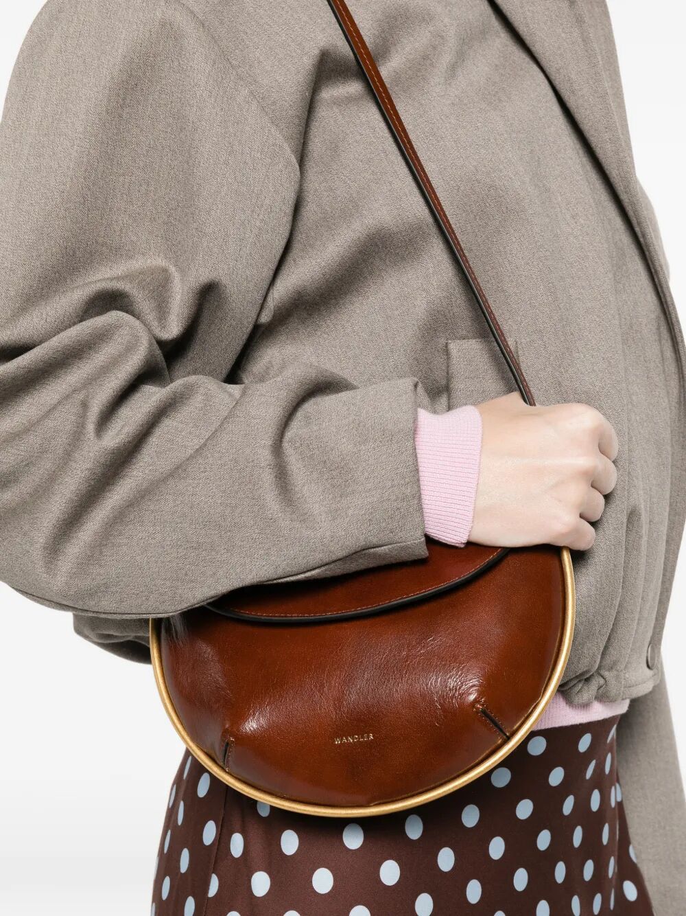 Borsa in pelle marrone con tracolla e motivo decorativo in oro