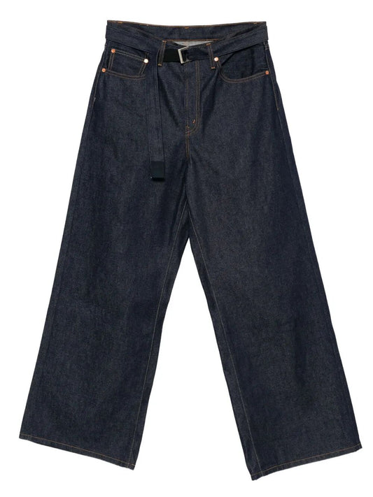Baggy jeans with belt