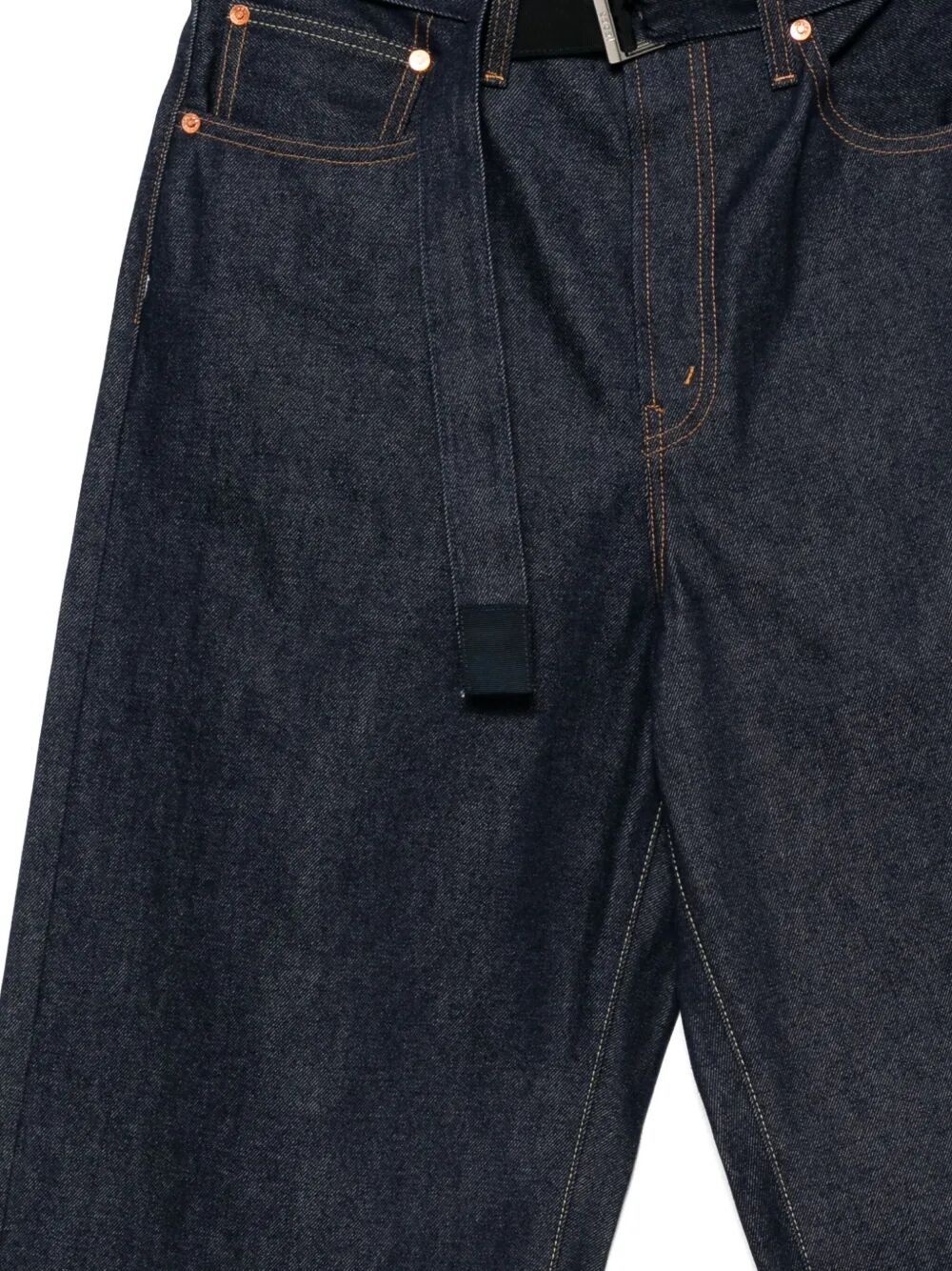 Baggy jeans with belt