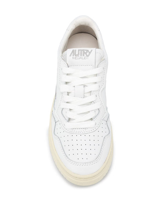 1980s vintage style low-top Sneakers for women.