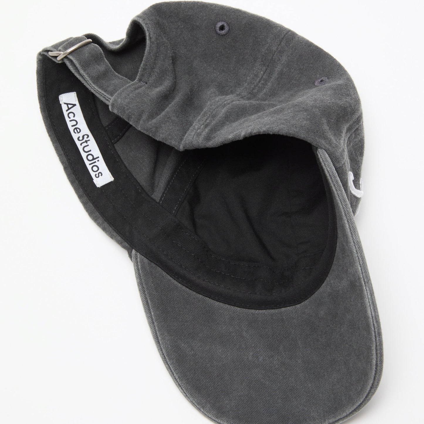 Cappellino regolabile con fibbia
