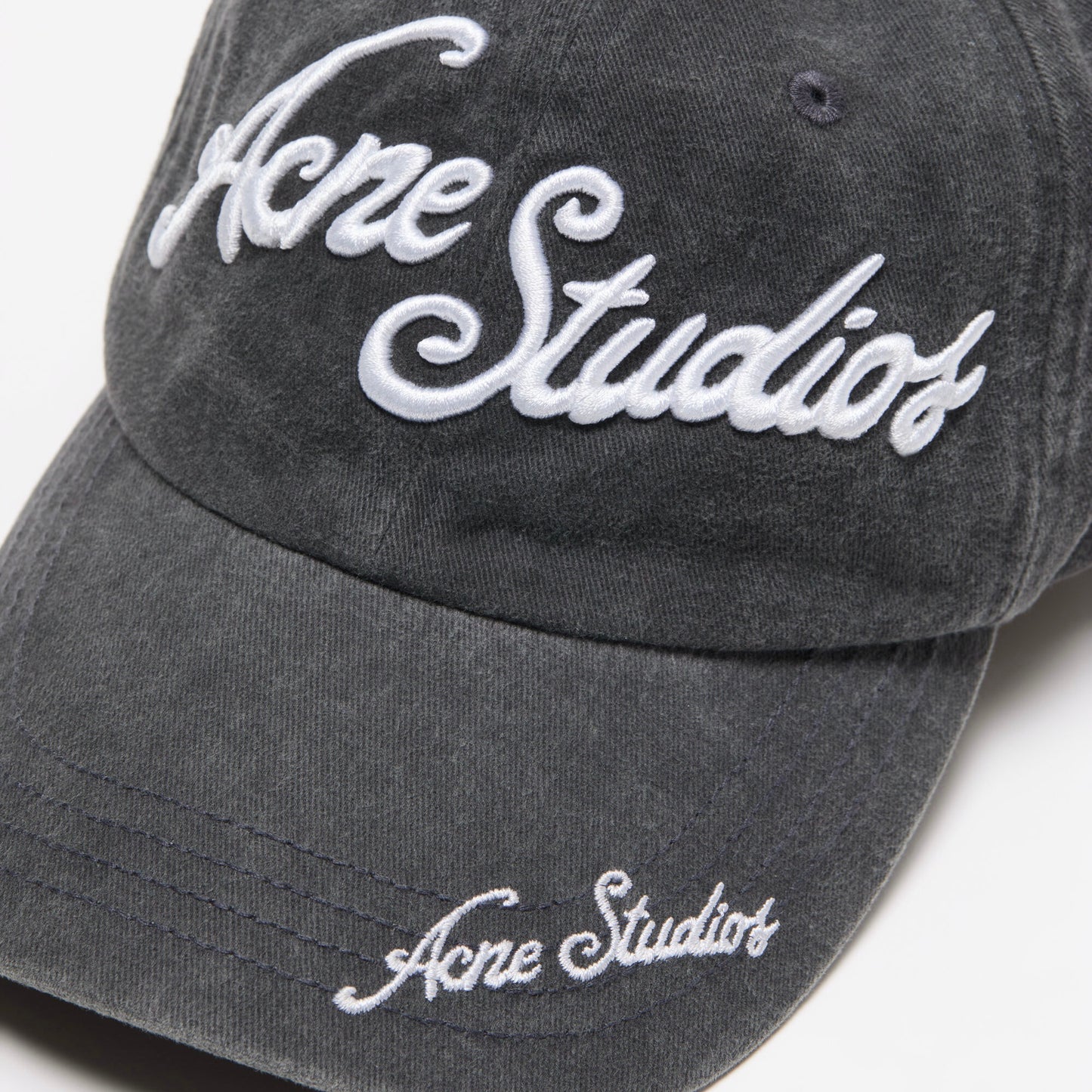 Cappellino regolabile con fibbia