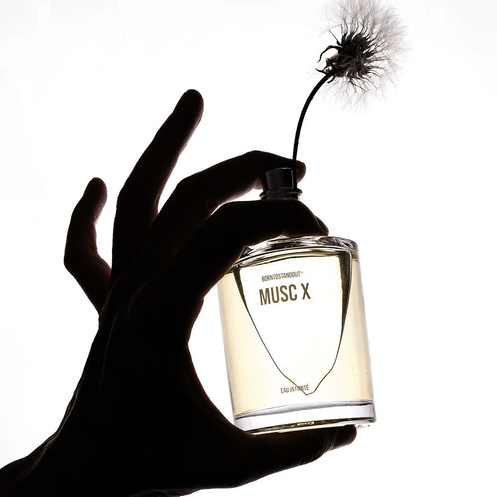 Pelle che sussurra, tra veli di muschio e desiderio. Incenso, Cotone candito, Ambroxan, Muschio.