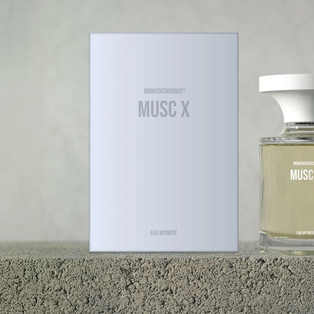 Pelle che sussurra, tra veli di muschio e desiderio. Incenso, Cotone candito, Ambroxan, Muschio.