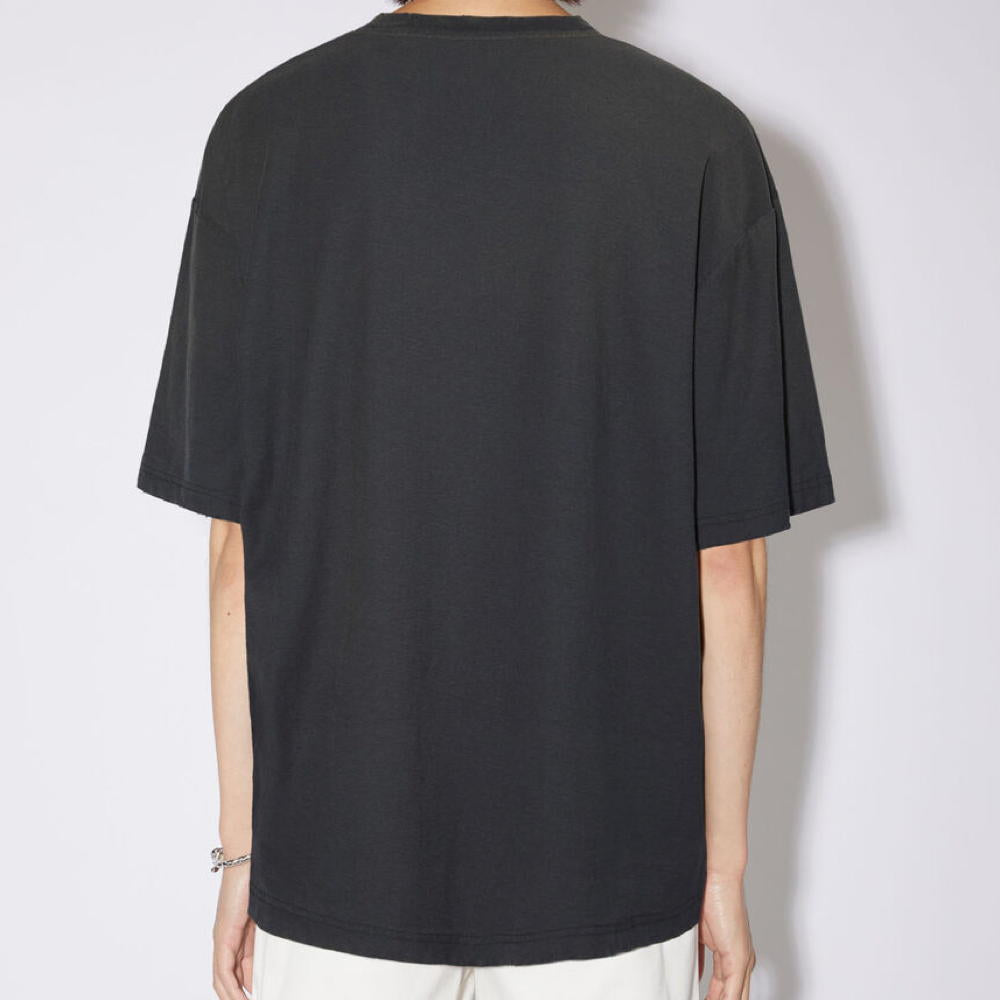 La t-shirt nera sbiadita di Acne Studios presenta un timbro del logo Acne Studios 1996 sul davanti, realizzata in misto cotone e canapa con una finitura spruzzata. Adornato con dettagli invecchiati sulla scollatura, sui polsini e sull`orlo e tagliato