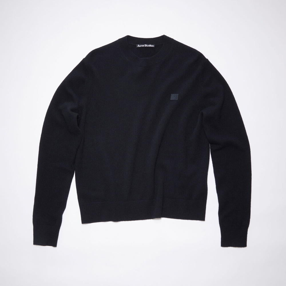 Il maglione girocollo nero di Acne Studios è realizzato in lana leggera e presenta una toppa con logo sul viso tono su tono. Completato con colletto, polsini e orlo a costine.