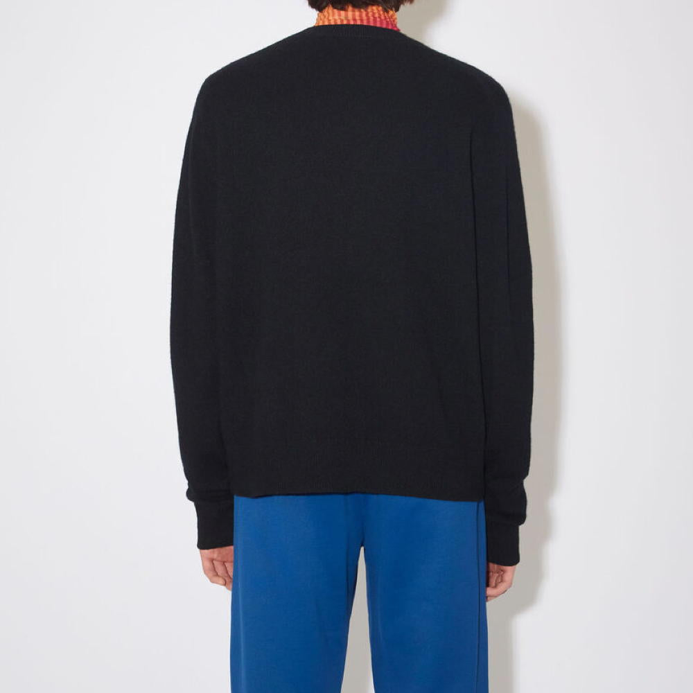 Il maglione girocollo nero di Acne Studios è realizzato in lana leggera e presenta una toppa con logo sul viso tono su tono. Completato con colletto, polsini e orlo a costine.
