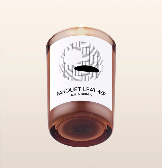 Una fragranza che richiama la nostalgia dei vecchi parquet e lo spirito urbano, elegante e autentico.