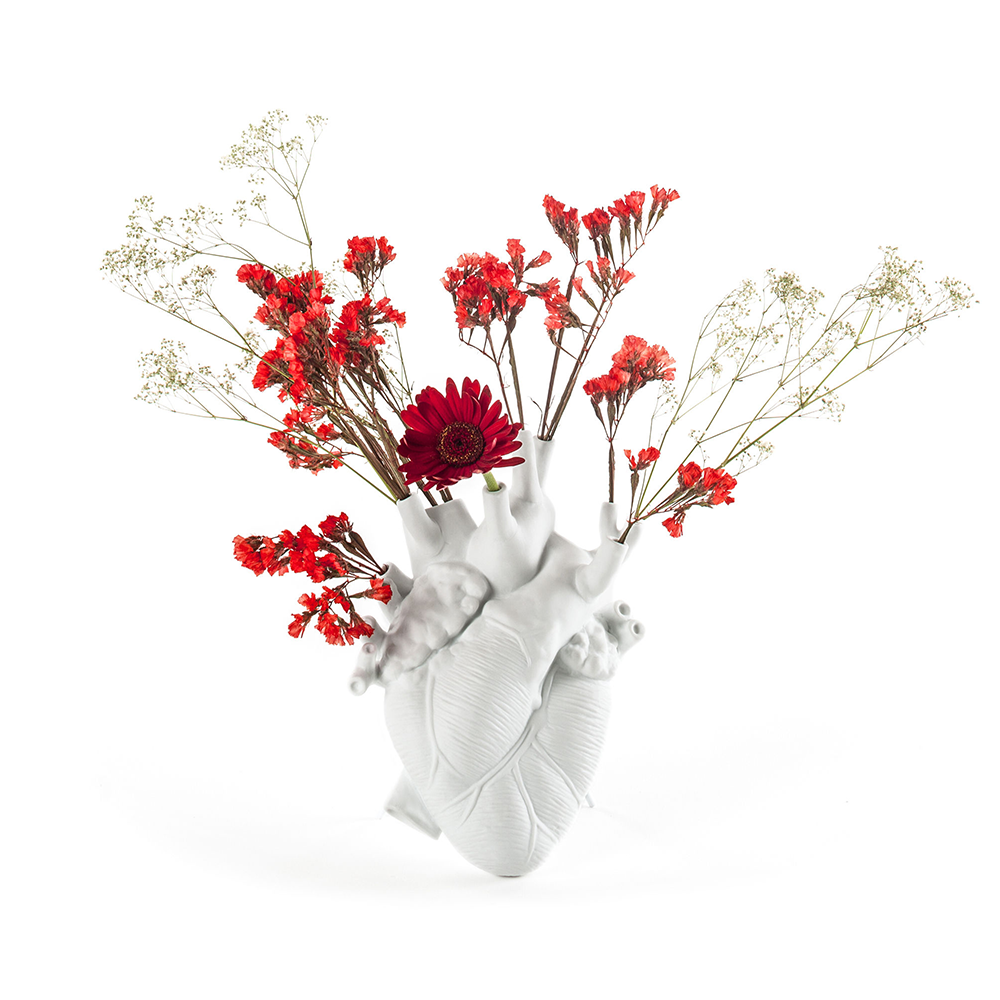Love in bloom is a heart-shaped vase that looks like it comes out of a human anatomy essay. A modern love translated into a romantic but unpredictable gift. It’s not a dream, it’s love in bloom. It’s not springtime, it’s love in bloom.