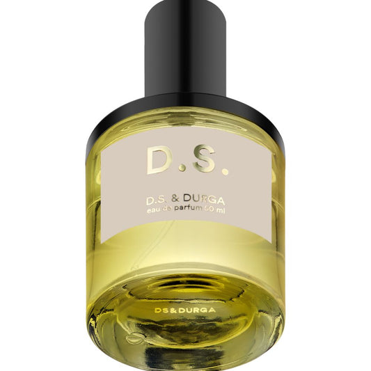 “D.S.” è un raffinato florientale che evoca la tradizione degli attar indiani: un bouquet esotico e opulento dominato da fiori tropicali e speziati, su un fondo caldo, legnoso e muschiato, che restituisce una visione olfattiva pura e sensuale dell’In