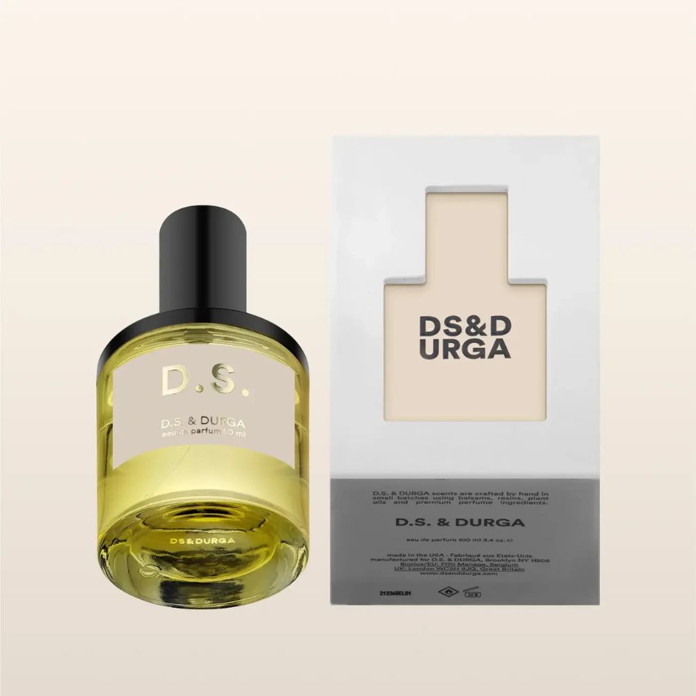 “D.S.” è un raffinato florientale che evoca la tradizione degli attar indiani: un bouquet esotico e opulento dominato da fiori tropicali e speziati, su un fondo caldo, legnoso e muschiato, che restituisce una visione olfattiva pura e sensuale dell’In