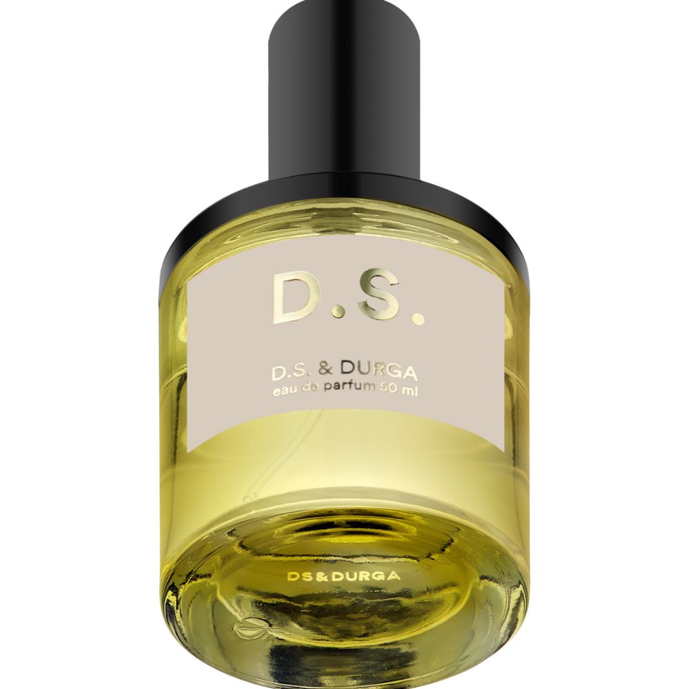 Fragranza intensa e speziata, con accordi resinosi e legnosi che evocano ritualità arcaiche e un’aura mistica.